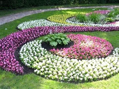 Pin de Donetta Perkins em Flower gardens | Paisagismo com rochas, Paisagismo do quintal da ...