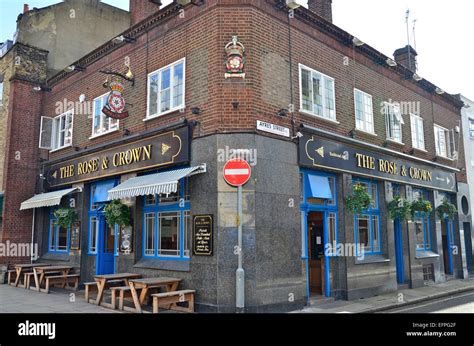 The Rose & Crown pub, Southwark, London, England, UK Stock Photo - Alamy