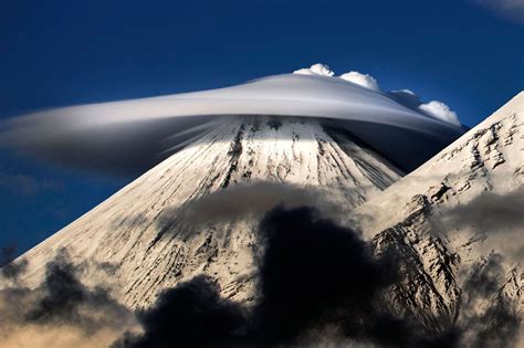 Un nuage se prend pour un OVNI - Il stagne au dessus des montagnes