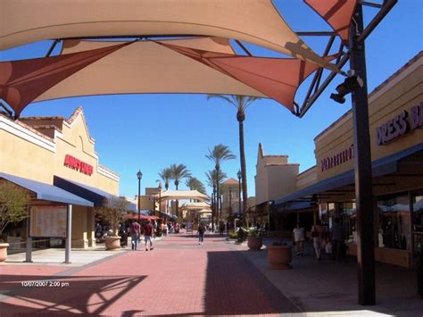 Lake Elsinore Outlets