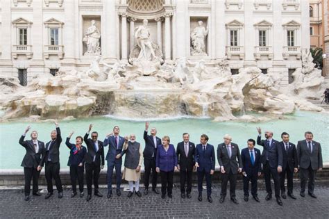 Italy: G20 leaders toss coins in Rome's Trevi Fountain