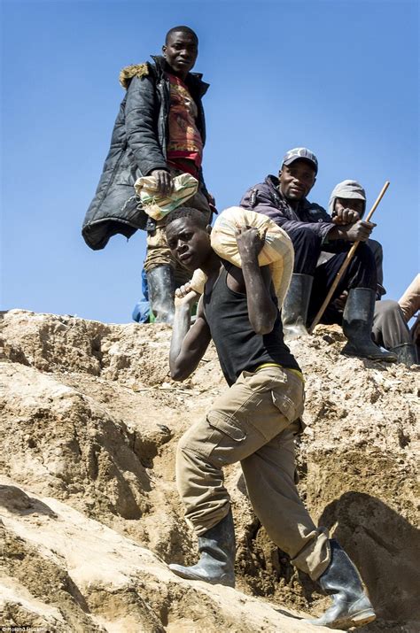 iPhone mineral miners of Africa use bare hands | Daily Mail Online