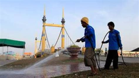 Swaying bridge caused Cambodia stampede: police - World - CBC News