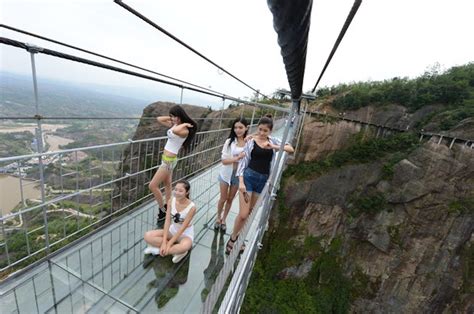 China’s New Glass Suspension Bridge Looks Absolutely Horrifying – Sick Chirpse