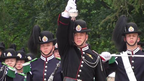 Oslo - Changing of the Guards at the Royal Palace - YouTube