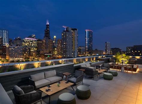 30 Best Rooftop Bars in Chicago [2024 UPDATE]