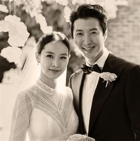 Lee Dong Gun And Jo Yoon Hee's Dazzling Wedding Photos Revealed