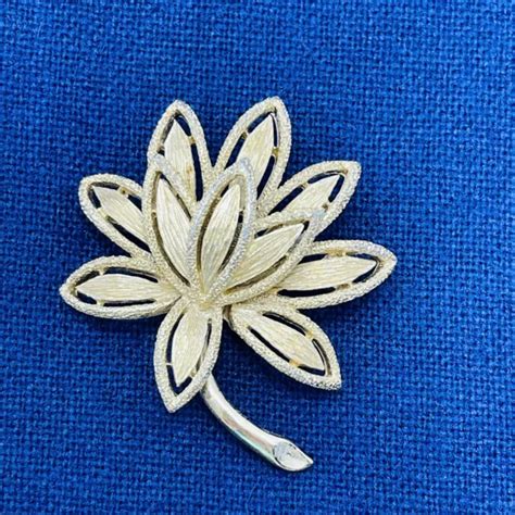 LOTUS BLOSSOM BROOCH Gold Tone Textured Pin Brushed Gold Tone Avon Vintage READ £9.40 - PicClick UK