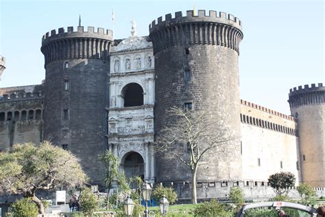 nápoles, italia. castel nuovo. un verdadero castillo de princesas ...