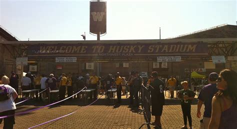 GREAT EATS HAWAII: UNIVERSITY OF WASHINGTON - HUSKY STADIUM GAME DAY