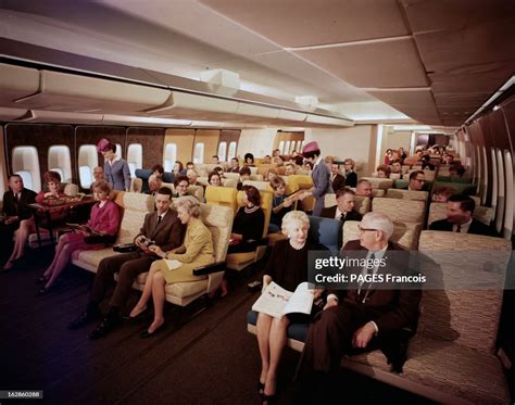 28Th Paris Air Show In Le Bourget 1969. Sur Boeing 747, des passagers... News Photo - Getty Images