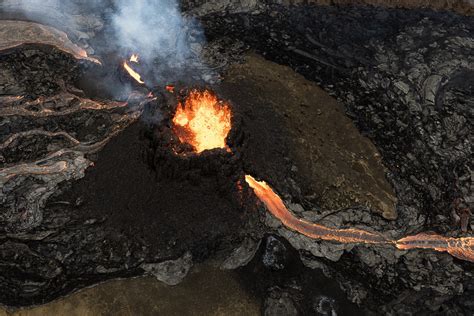 Dramatic Images and Film Document the Beauty of Iceland's Lava Flow | PetaPixel