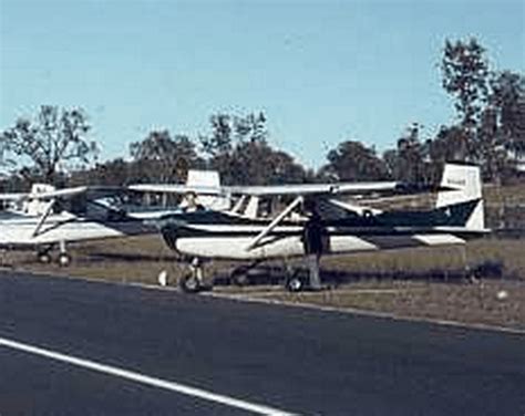 VH-UER new paint scheme university flying club aircraft cessna 150 1964 jandakot airport learn ...