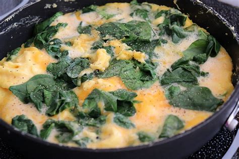 Easy Cheesy Spinach Omelet Recipe - CookNovel.com