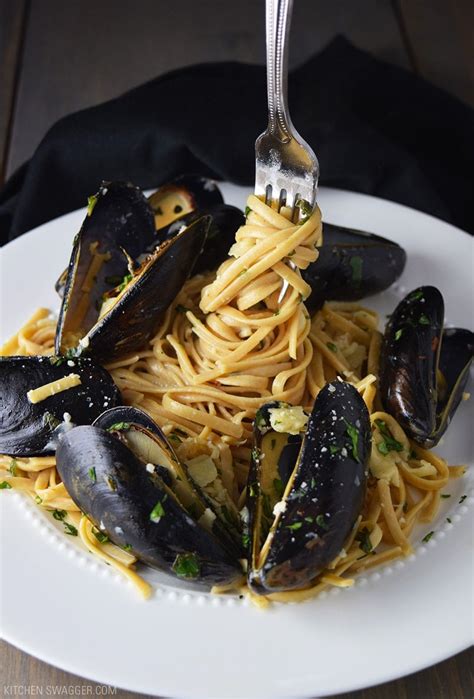 Mussels and Linguine with Garlic Butter & White Wine Pasta Sauce ...