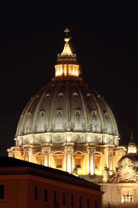 File:Rome - St.Peter's Basilica - Dome as seen from the Passetto at night 0988.jpg - Wikimedia ...