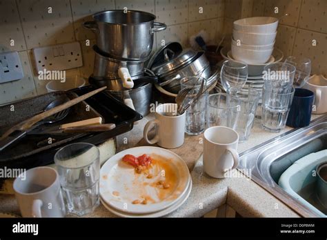 Dishes piled up hi-res stock photography and images - Alamy