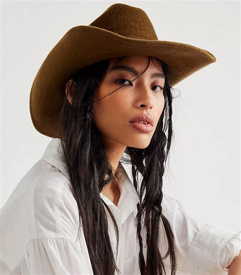 Statement Hats Will Be Spring's Biggest Accessory Trend | Who What Wear