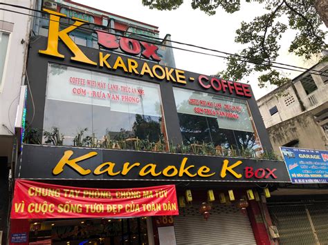 Đột kích quán karaoke ở Sài Gòn, gần 20 nam nữ quay cuồng thác loạn - Tinmoi