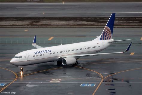 United Airlines Boeing 737-900ER N68811 at San Francisco International ...