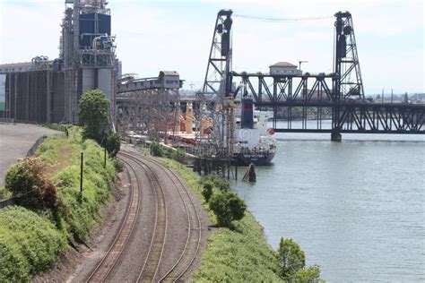 Portland City Bridges and River Editorial Stock Image - Image of ...