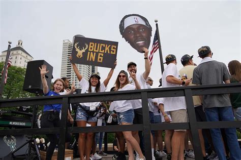 Fans show their love for Milwaukee Bucks during massive parade ...