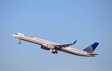 United Airlines - N57862 | United 1275 departs for Honolulu.… | Flickr