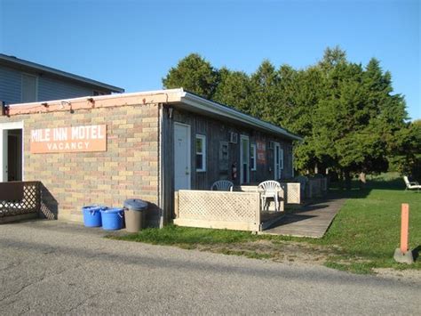 MILE INN MOTEL - Prices & Hotel Reviews (Wiarton, Ontario)