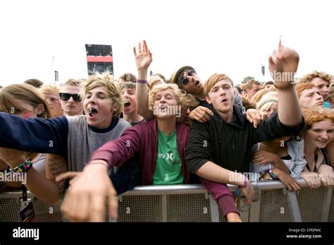 Concert front row hi-res stock photography and images - Alamy