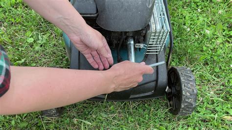 Where is the spark plug on a lawn mower? | Top Ten Reviews