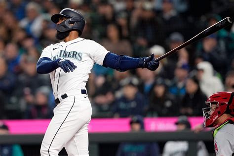 Mariners’ Teoscar Hernández goes deep twice, upstages teammate Luis Castillo - The Athletic