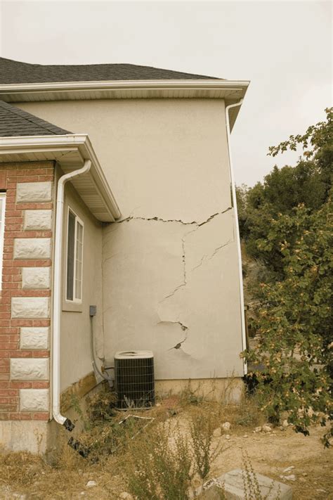 5 Types Of Cracks In Walls [What Homeowners Need To Know] - uooz.com