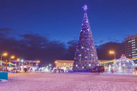 Premium Photo | Evening in the town square with a christmas tree