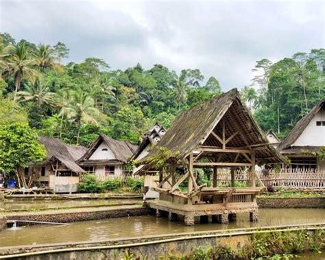 Potret Kehidupan di Kampung Naga: Tradisi dan Keseharian - Java Wisata