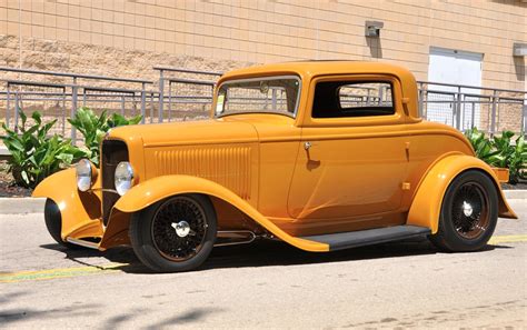 ’32 FORD COUPE: STEEL-BODIED & STUNNING!