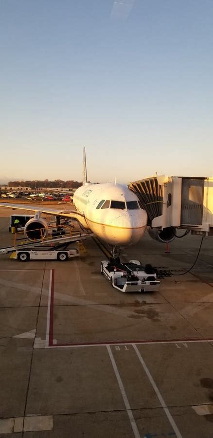 United Airlines Plane at the Terminal Editorial Stock Image - Image of ...