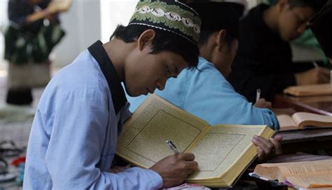 Beragam Kitab Kuning yang Umum Dipelajari di Pesantren - Ramadan Tempo.co