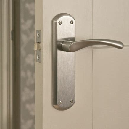 Garda Satin Nickel Door Handle | Howdens Joinery