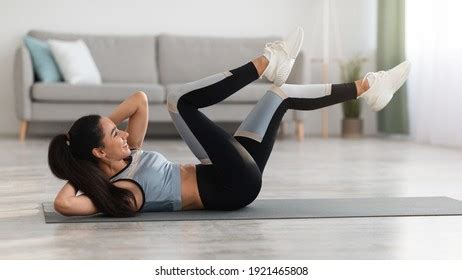 68 Elbow knee crunches Images, Stock Photos & Vectors | Shutterstock