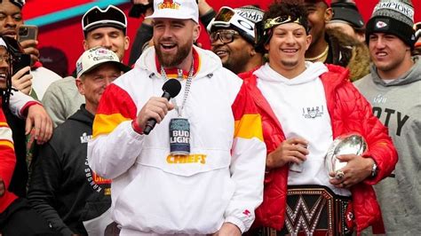 What did Patrick Mahomes and Travis Kelce do at Chiefs Super Bowl parade?