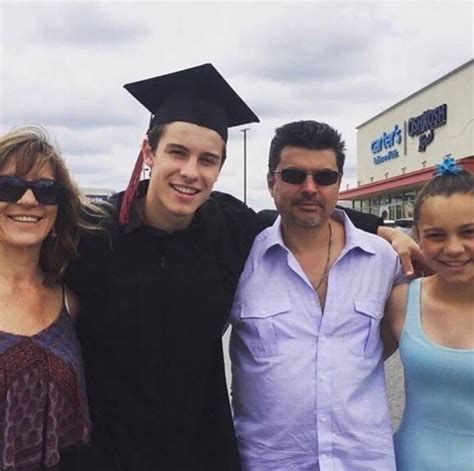 Shawn and his family on his graduation. AWE | @qtmendes♡ | Shawn mendes family, Shawn mendes, Shawn