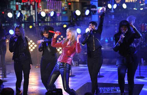 Taylor Swift at NYE performs in New York -23 – GotCeleb