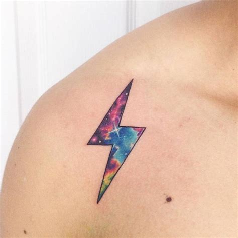 Blitz-Tattoo mit kosmischem Hintergrund auf der rechten Schulter - - # ...