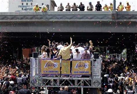 2010 Lakers' Parade - Photo 1 - Pictures - CBS News