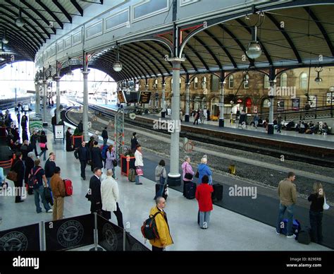 Newcastle railway station hi-res stock photography and images - Alamy