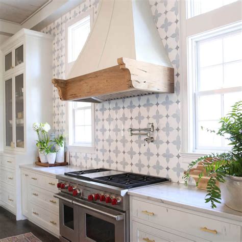 11 Fresh Kitchen Backsplash Ideas for White Cabinets