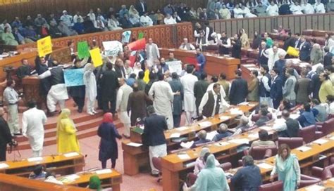 Mayhem in Pakistan National Assembly, members shove each other, chant slogan | Catch News