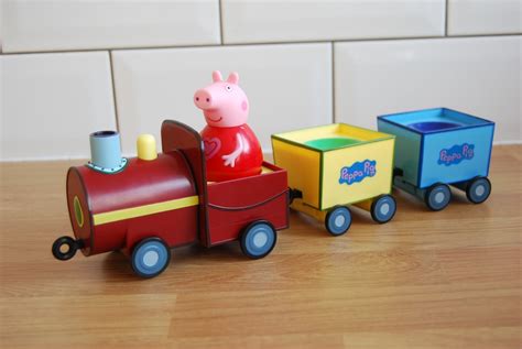 Chic Geek Diary: Peppa Pig Weebles Pull Along Wobbily Train - Review