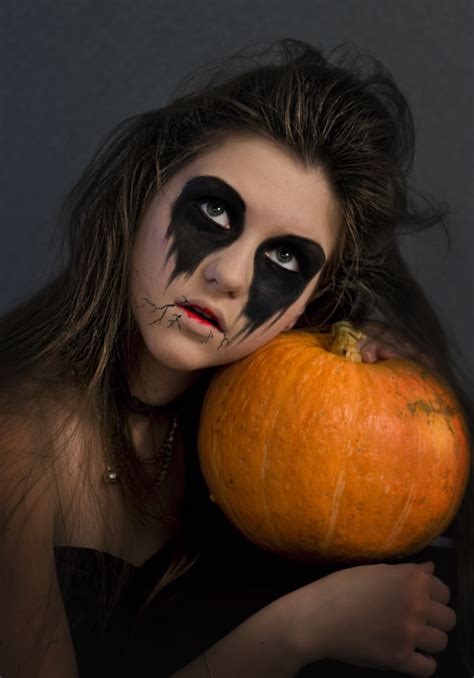 34 pretty and scary Halloween makeup ideas for men, women and kids