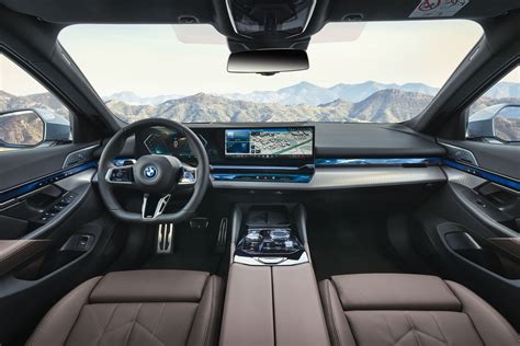 BMWが新型「5シリーズ」にEV版、待望の電動モデル「i5」の中身 | WIRED.jp